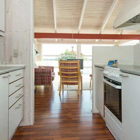 Three-bedroom Holiday In 22 *
